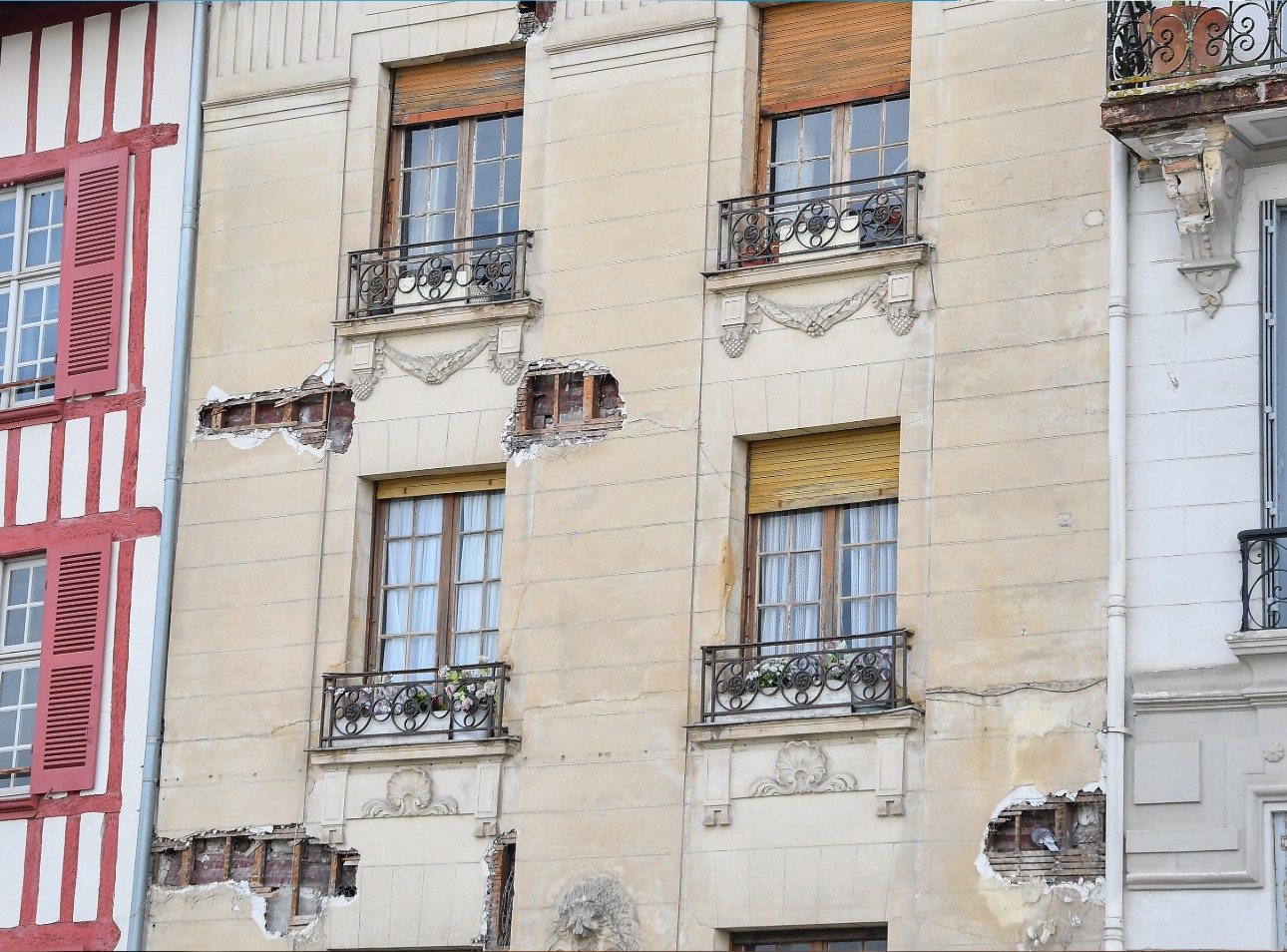 Caduta di calcinacci dal condominio